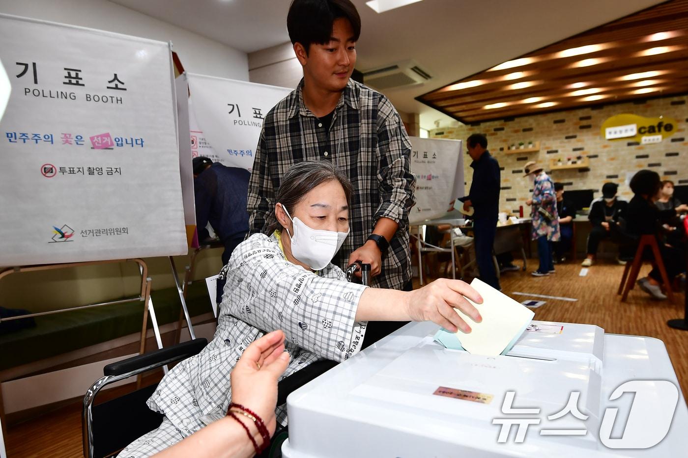 본문 이미지 - 제9회 전국동시지방선거 본 투표일인 3일 오전 경북 포항시 북구 죽도동 포항고용복지플러스센터에 마련된 투표소에서 휠체어를 탄 유권자가  도움을 받아 소중한 한표를 행사하고 있다. 2026.6.3 ⓒ 뉴스1 최창호 기자
