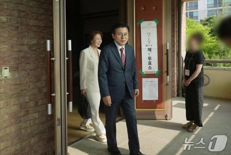 본문 이미지 -  경기평택을 국회의원 재선거에 출마한 자유와혁신 황교안 후보가 3일 오전 부인 최지영 씨와 함께 평택 안성읍 5투표소에서 투표를 마친 뒤 나오고 있는 모습. (SNS 갈무리) ⓒ 뉴스1