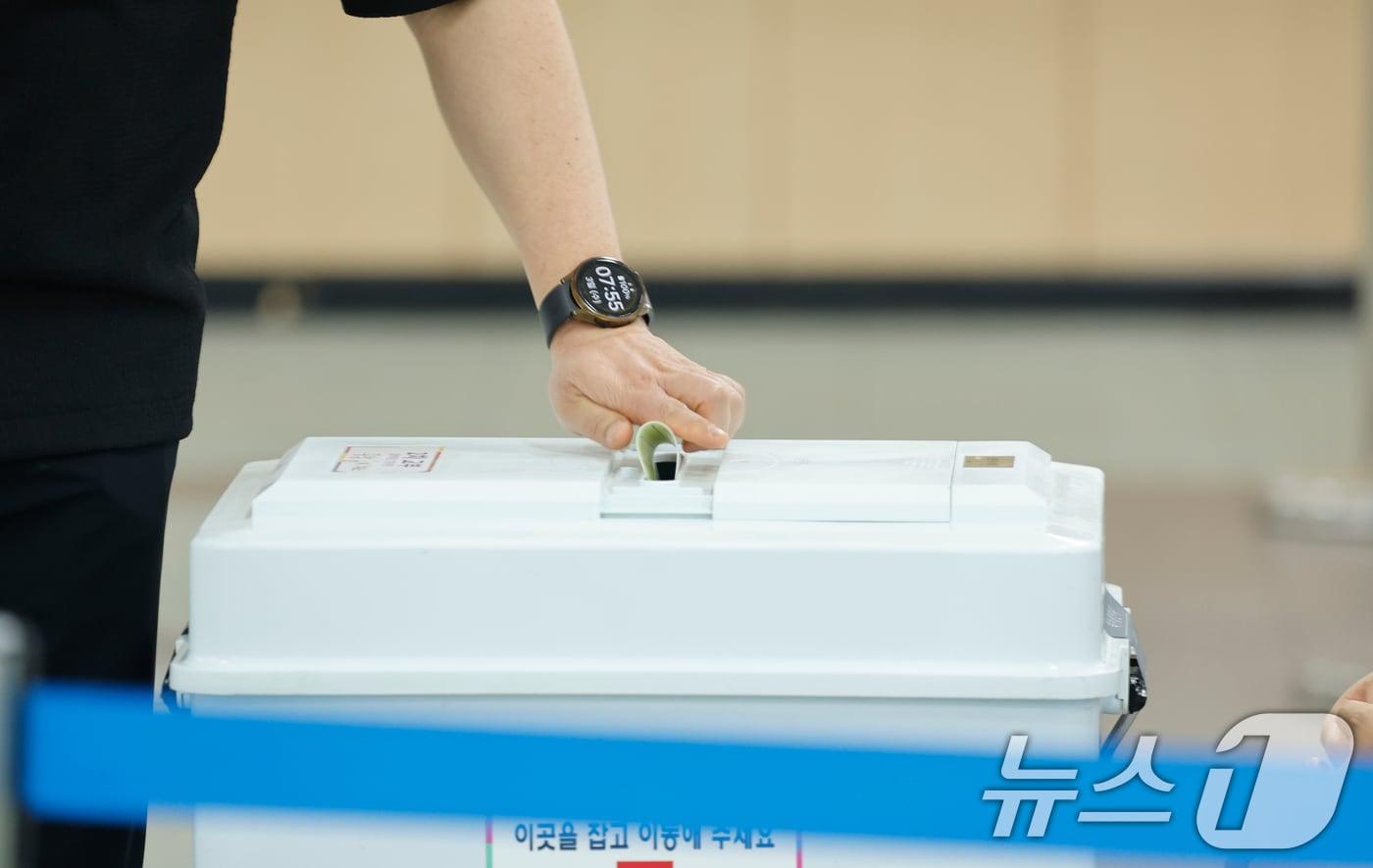 본문 이미지 - 제9회 전국동시지방선거일인 3일 광주 광산구 운남동 제1투표소인 행정복지센터에서 한 시민이 한 표를 행사하고 있다. 2026.6.3 ⓒ 뉴스1 김태성 기자