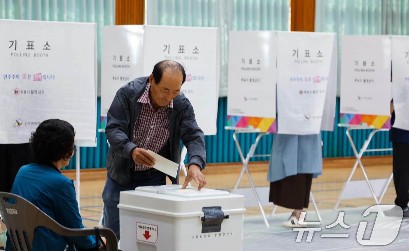 본문 이미지 - 제9회 전국동시지방선거일인 3일 광주 광산구 운남동 제3 투표소인 운남중 체육관에서 한 시민이 한 표를 행사하고 있다. 2026.6.3 ⓒ 뉴스1 김태성 기자