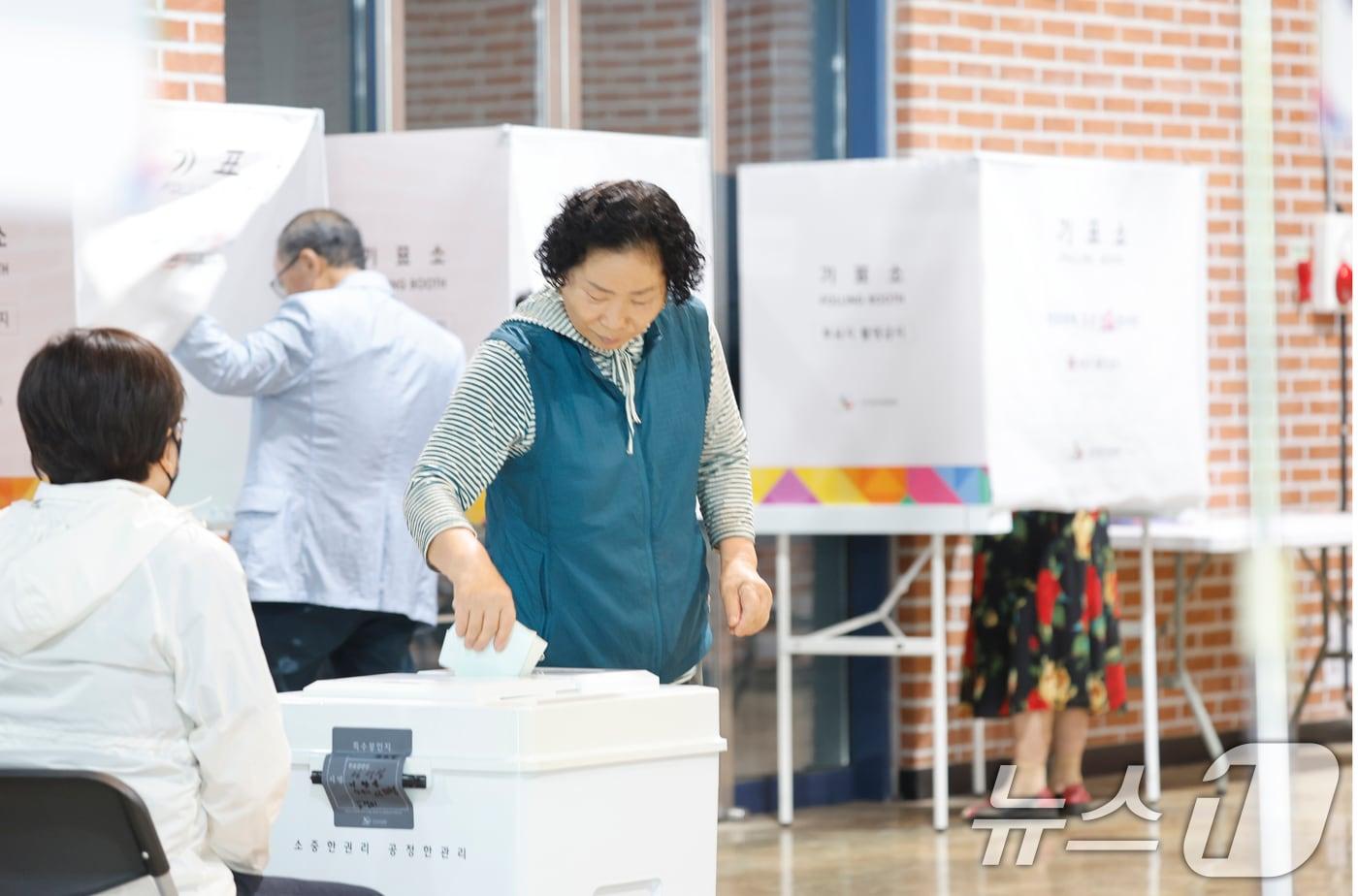 본문 이미지 - 제9회 전국동시지방선거일인 3일 전남 담양군 대전면 제1투표소에서 한 군민이 한 표를 행사하고 있다. ⓒ 뉴스1 김태성 기자