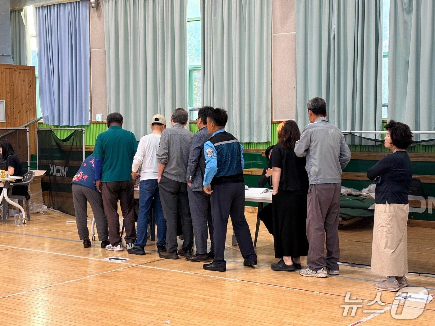 본문 이미지 - 거제시 장평초등학교에 마련된 투표소에서 유권자들이 투표하고 있다. 2026.6.3 ⓒ 뉴스1 강미영 기자
