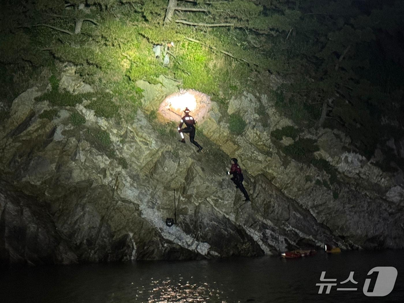 본문 이미지 - 태안 근흥면 신진도 안흥 나래교 인근 갯바위에 낚시객 2명이 고립돼 해경이 구조 중인 모습. (태안해경 제공, 재판매 및 DB금지)  /뉴스1