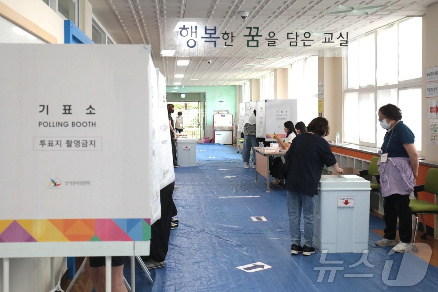 본문 이미지 - 6·3 지방선거 본투표가 시작된 3일 울산 동구 화암초등학교 1층 복도에 투표소가 마련돼 유권자들이 투표하고 있다. 2026.6.3 ⓒ 뉴스1 김세은 기자