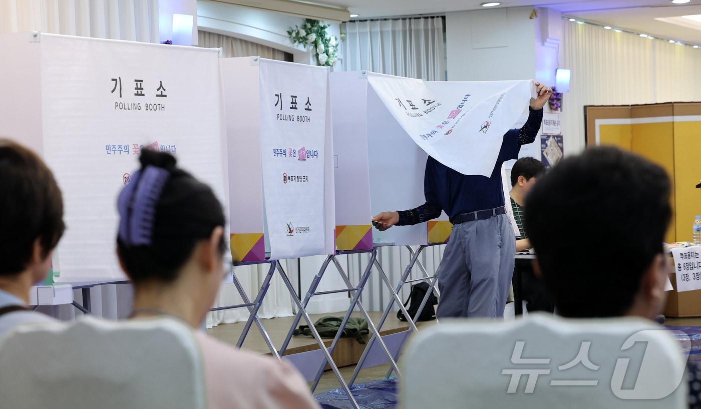 본문 이미지 - 제9회 전국동시지방선거일인 3일 오전 서울 도봉구 그린컨벤션웨딩홀에 마련된 도봉1동 제2투표소에서 유권자들이 투표하고 있다. 2026.6.3 ⓒ 뉴스1 김성진 기자