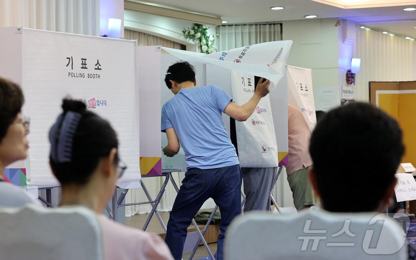 본문 이미지 - 제9회 전국동시지방선거일인 3일 오전 투표소에서 유권자들이 투표하고 있다. 2026.6.3 ⓒ 뉴스1 김성진 기자