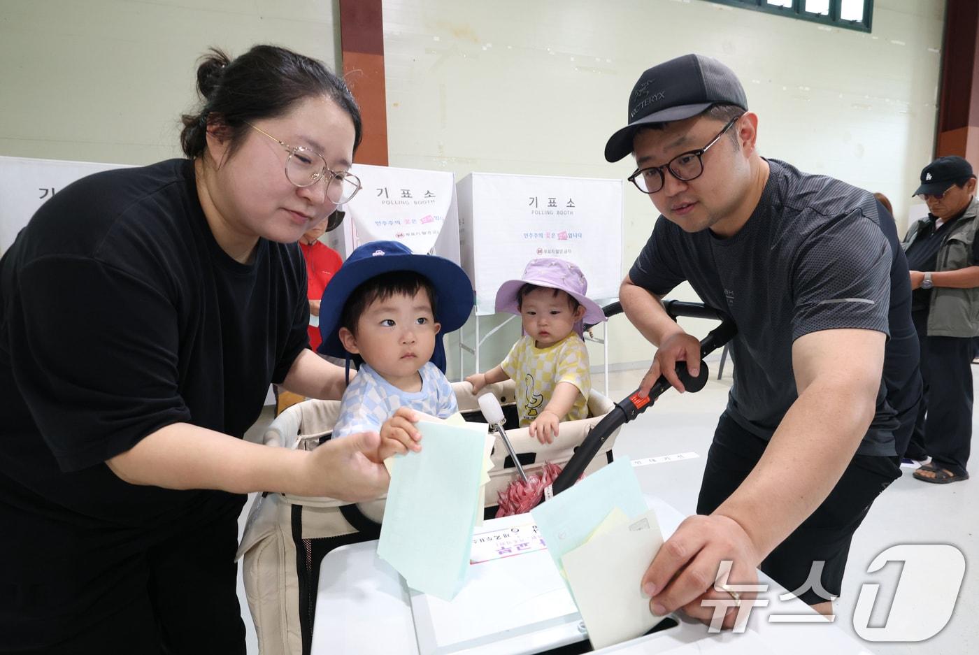 본문 이미지 - 지난 3일 경기 성남시 중원구 성남종합운동장 실내씨름장에 마련된 성남동제2투표소에서 한 가족이 투표를 하고 있다. ⓒ 뉴스1 