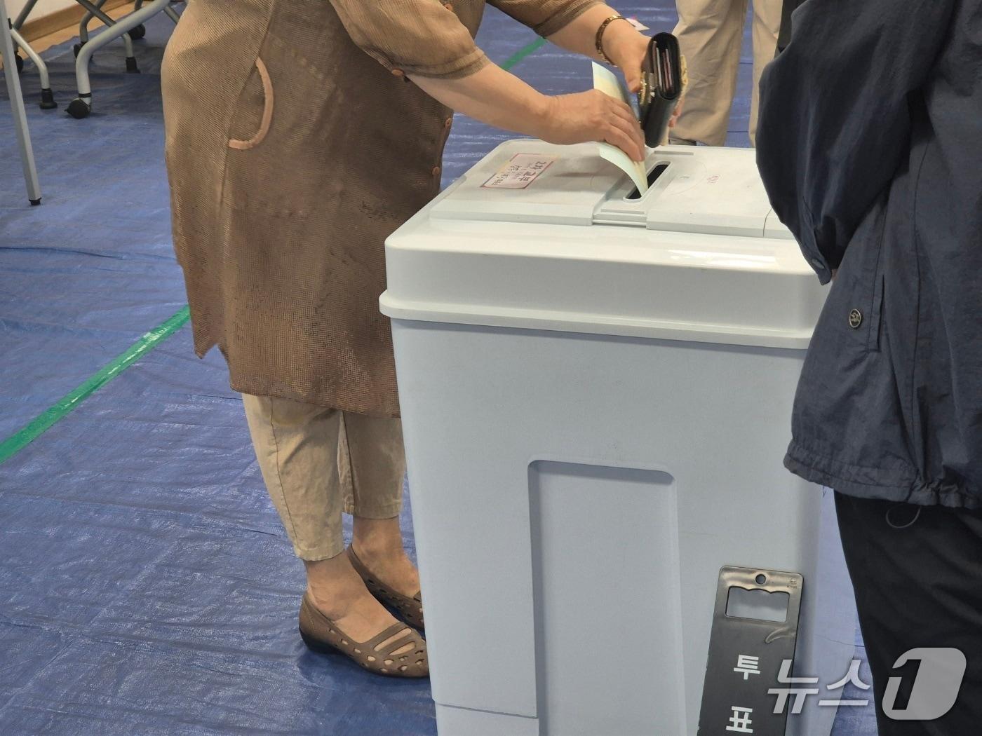 본문 이미지 - 제9회 전국동시지방선거 본투표일인 3일 강원 강릉시 성덕문화센터에 마련된 성덕동 제3투표소에서 투표를 마친 유권자가 투표함에 소중한 한 표를 행사하고 있다. 기사 이해를 돕기 위한 자료사진으로, 해당 사안과 관련 없음.2026.6.3/뉴스1 윤왕근 기자