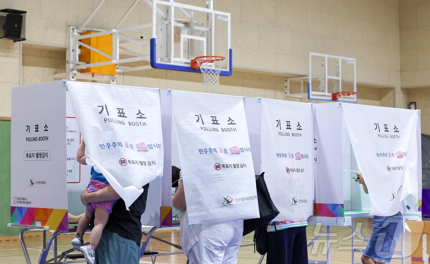 본문 이미지 - 제9회 전국동시지방선거일인 3일 오전 서울 도봉구 도봉동 실내스포츠센터에 마련된 투표소에서 유권자들이 투표를 하고 있다. 2026.6.3 ⓒ 뉴스1 김성진 기자
