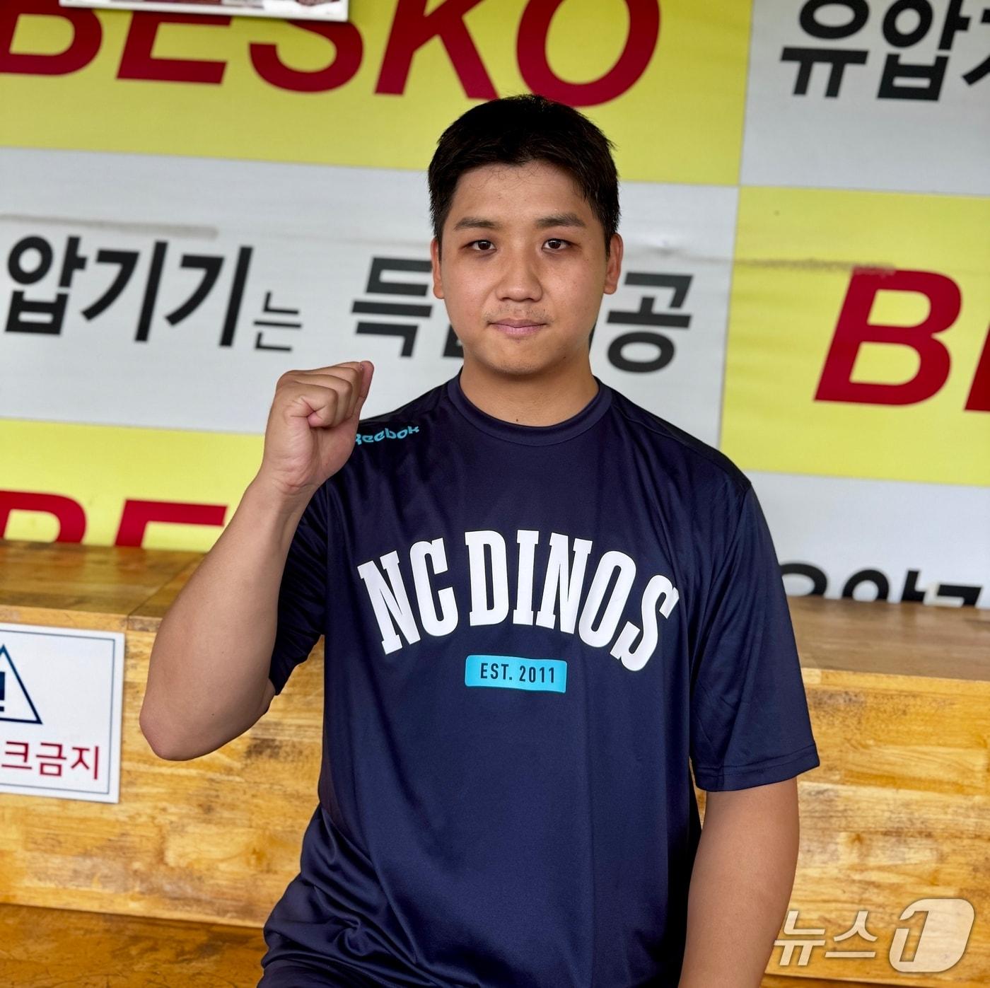 본문 이미지 - 지난 1일 상무에서 전역한 NC 투수 이용준이 취재진과 인터뷰 후 포즈를 취하고 있다.