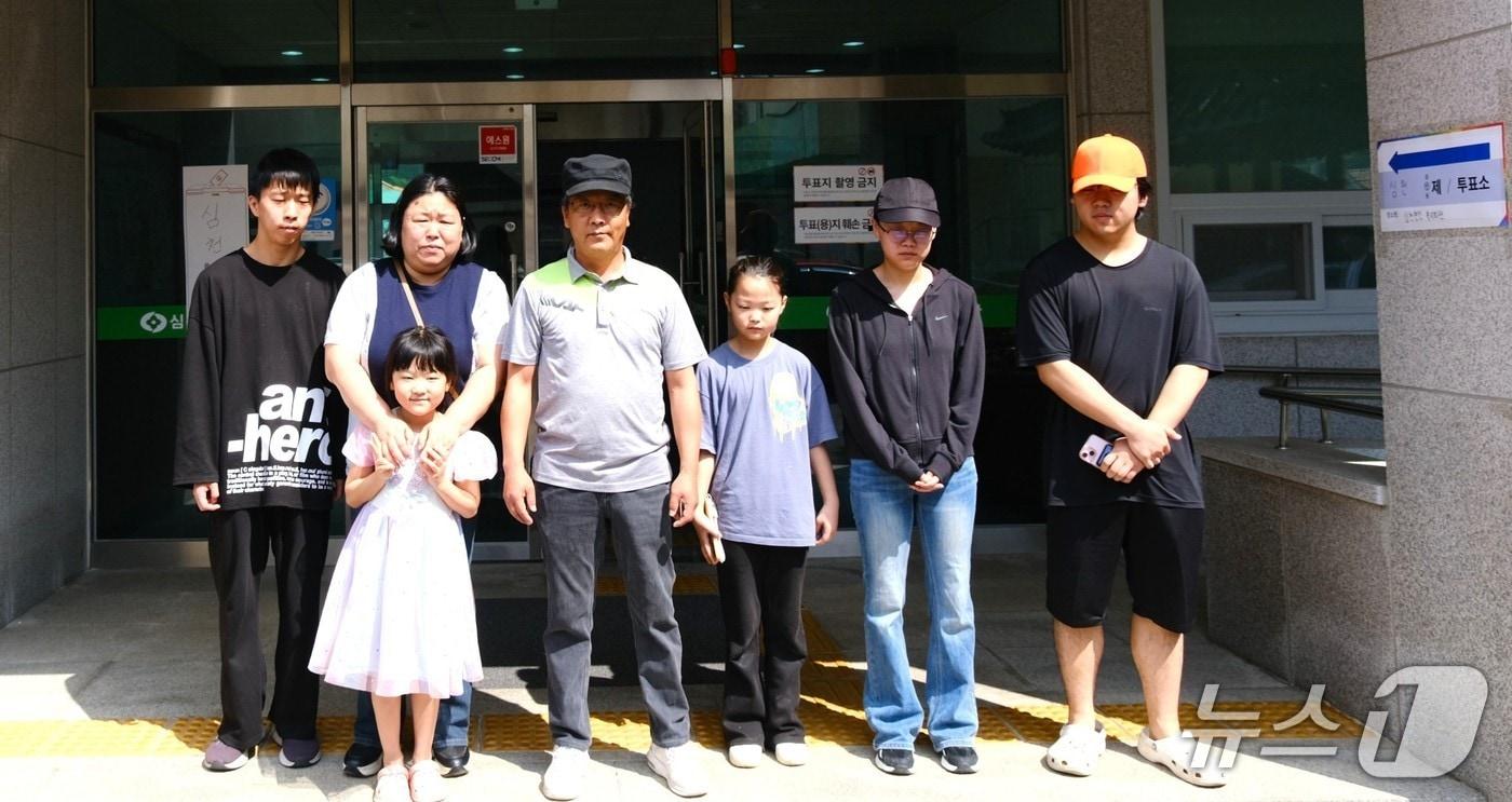본문 이미지 - 3일 충북 영동군 심천면에 거주하는 9남매 가족이 지방선거 투표에 참여했다.(영동군 제공. 재판매 및 DB금지)/뉴스1