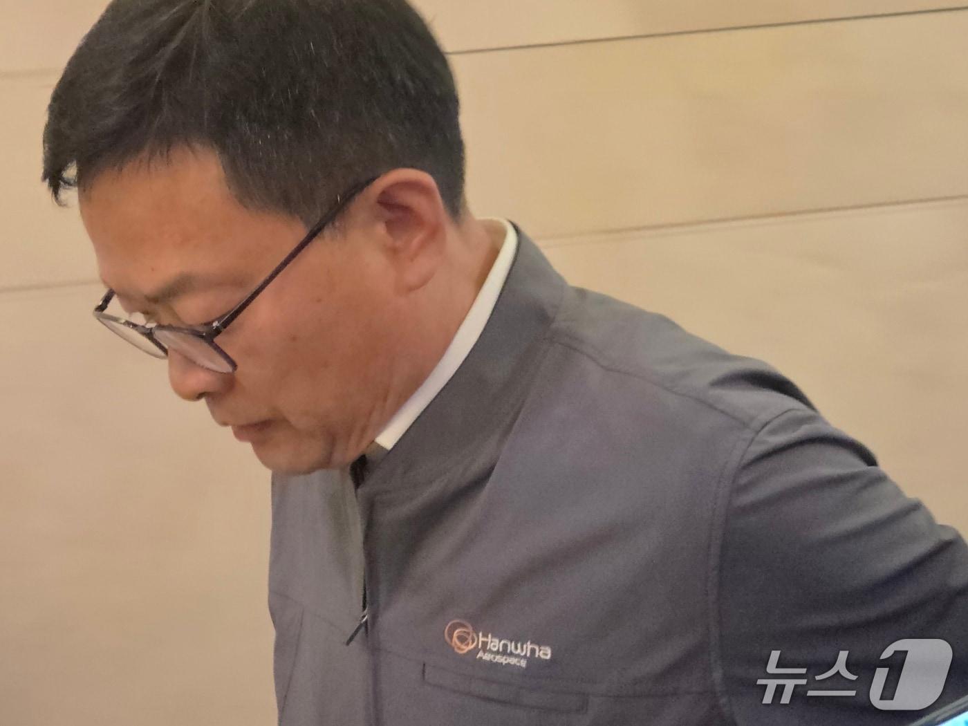 본문 이미지 - 3일 오전 손재일 한화에어로스페이스 대표가 대전 유성구 선병원 장례식장을 찾아 10여명의 유가족들을 만나 의견을 청취한 뒤 자리를 이동하는 모습,/뉴스1 ⓒ News1 김종서 기자