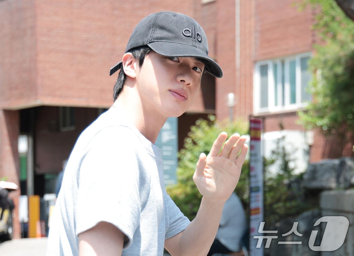 본문 이미지 -  방탄소년단(BTS) 진이 소중한 한 표를 행사했다. ⓒ 뉴스1 권현진 기자