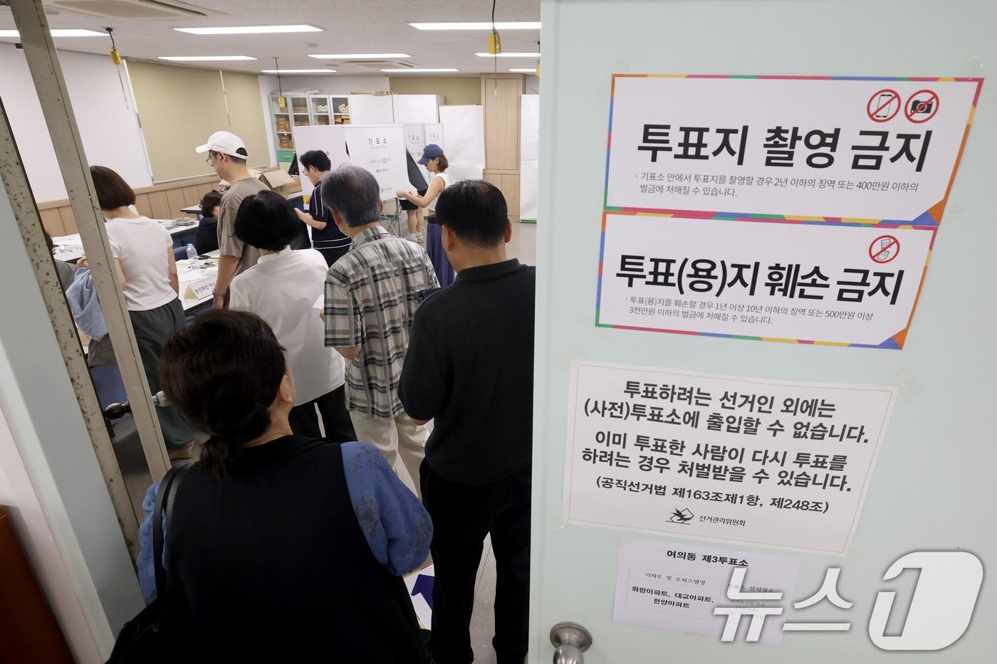 본문 이미지 - 제9회 전국동시지방선거일인 3일 서울 영등포구 여의도고등학교에 마련된 여의동 제3투표소를 찾은 유권자들이 소중한 한표를 행사하기 위해 순서를 기다리고 있다. 2026.6.3 ⓒ 뉴스1 이광호 기자