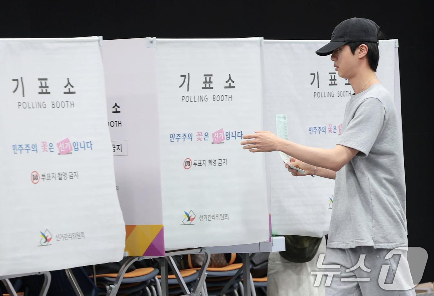 본문 이미지 - 방탄소년단(BTS) 진이 제9회 전국동시지방선거 및 국회의원 재·보궐선거일인 3일 서울 용산구 중부기술교육원에 마련된 한남동 제3투표소에서 소중한 한 표를 행사하고 있다. 2026.6.3 ⓒ 뉴스1 권현진 기자