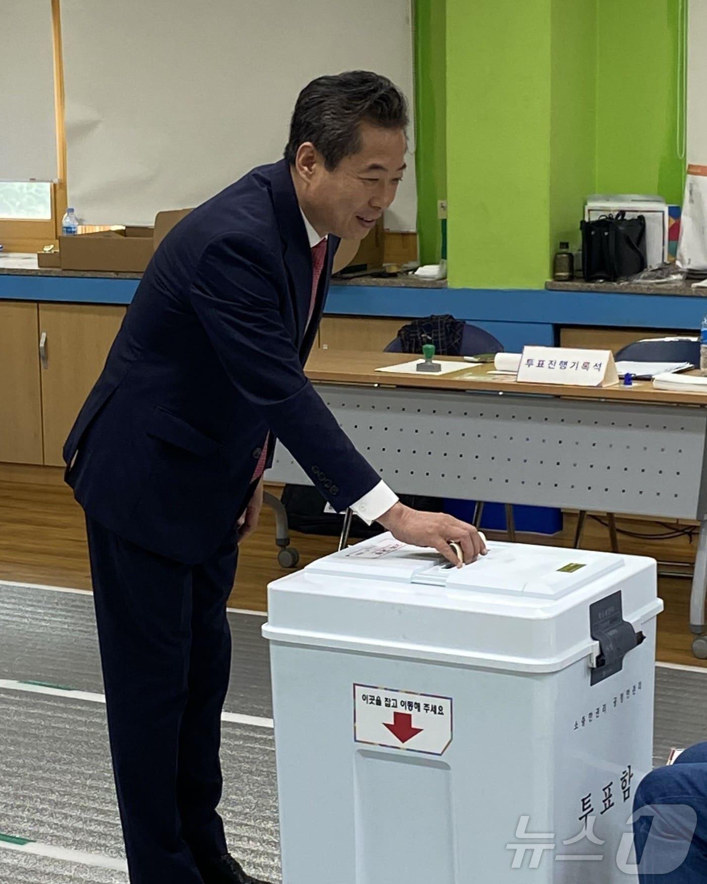 본문 이미지 - 안태욱 국민의힘 광주 광산을 재보선 후보가 3일 광주 광산구 산월초 투표소에서 투표를 하고 있다.(국민의힘 광주시당 제공. 재배포 및 DB 금지)