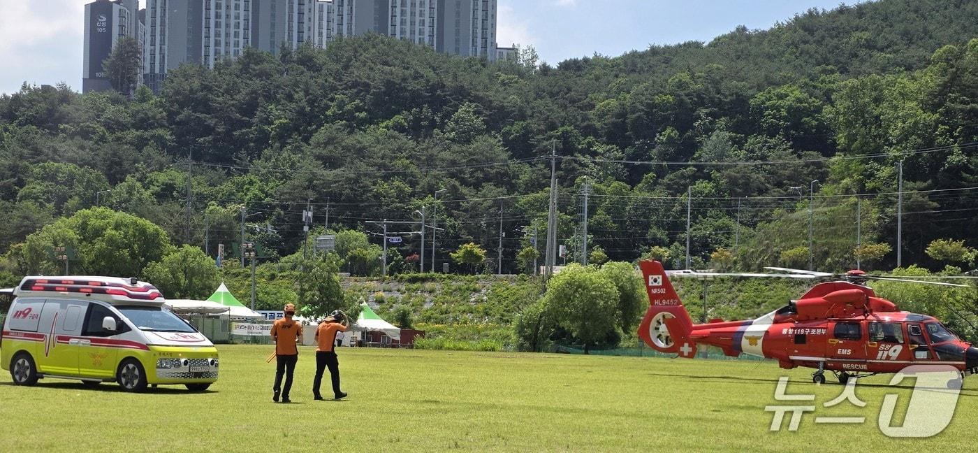 본문 이미지 - 소방헬기로 이송되고 있는 30대 등산객.(독자제공. 재판매 및 DB금지)/뉴스1   