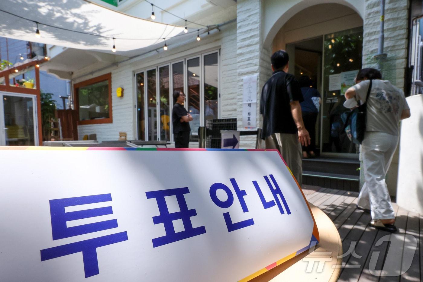 본문 이미지 - 제9회 전국동시지방선거일인 3일 오전 서울 강북구의 한 카페에 마련된 수유3동 제1투표소에서 유권자들이 투표를 하기 위해 투표장으로 향하고 있다. 2026.6.3 ⓒ 뉴스1 김성진 기자