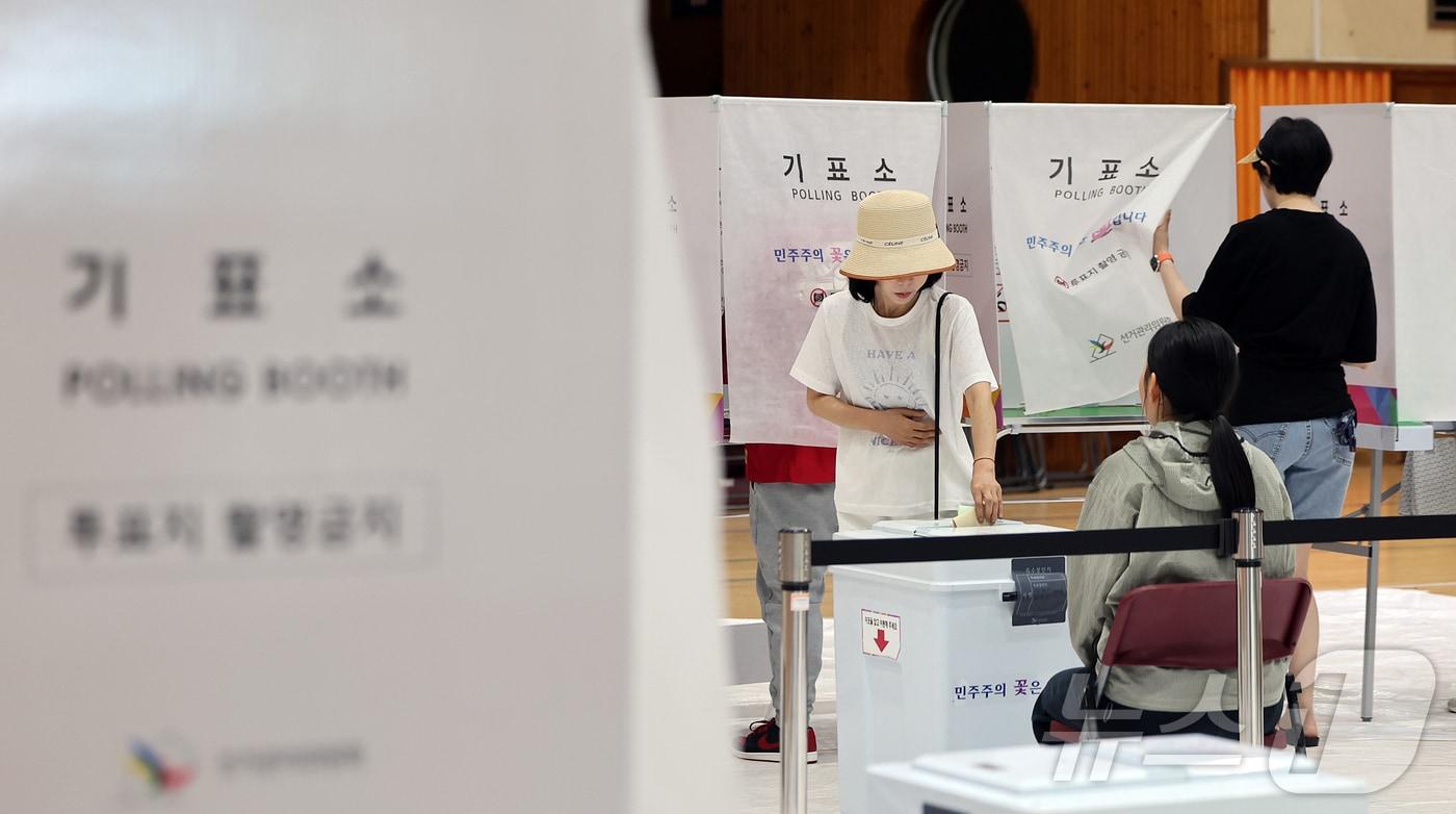 본문 이미지 - 제9회 전국동시지방선거 및 국회의원 재·보궐 선거일인 3일 서울 강남구 언주중학교에 마련된 삼성2동 제3투표소에서 유권자들이 소중한 한 표를 행사하고 있다. 2026.6.3 ⓒ 뉴스1 김진환 기자