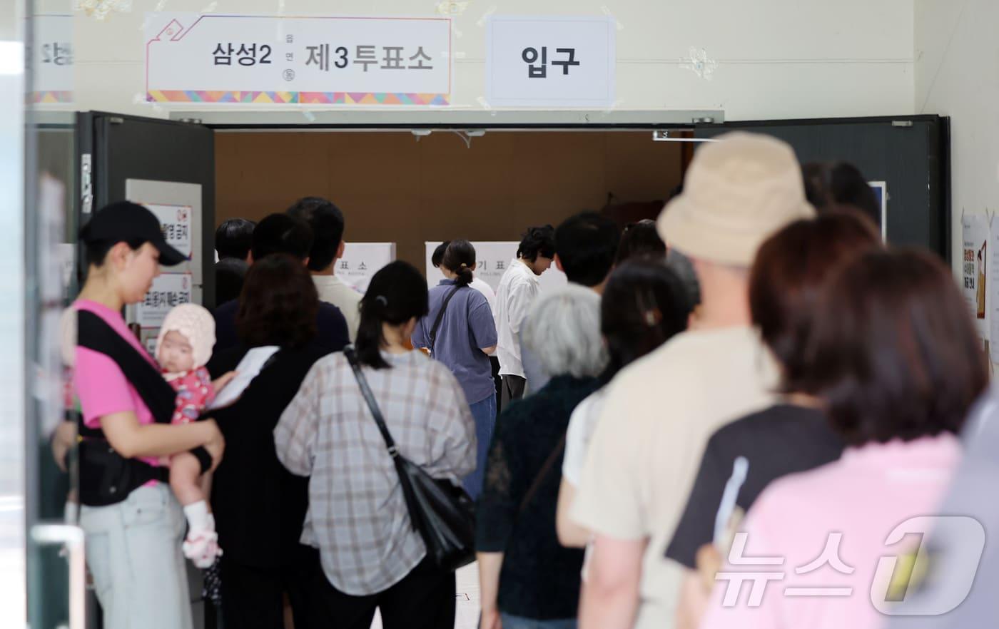 본문 이미지 - 제9회 전국동시지방선거 및 국회의원 재·보궐 선거일인 3일 서울 강남구 언주중학교에 마련된 삼성2동 제3투표소에서 유권자들이 한 표를 행사하기 위해 줄 서서 기다리고 있다. 2026.6.3 ⓒ 뉴스1 김진환 기자