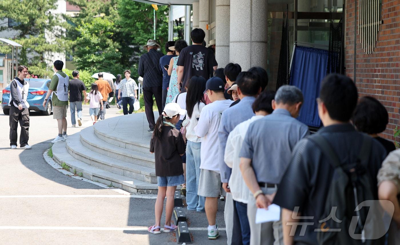 본문 이미지 - 제9회 전국동시지방선거 및 국회의원 재·보궐 선거일인 3일 서울 강남구 언주중학교에 마련된 삼성2동 제3투표소에서 유권자들이 한 표를 행사하기 위해 줄 서서 기다리고 있다. 2026.6.3 ⓒ 뉴스1 김진환 기자