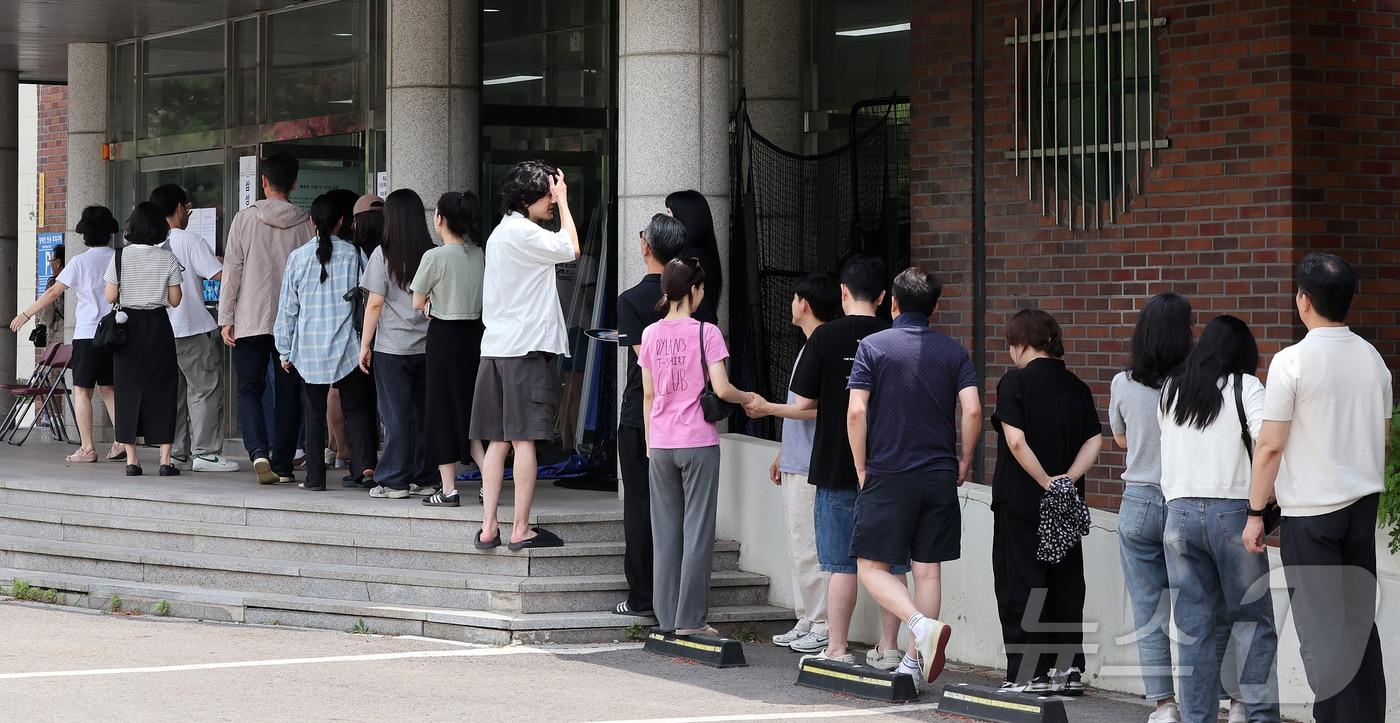본문 이미지 - 제9회 전국동시지방선거 및 국회의원 재·보궐 선거일인 3일 서울 강남구 언주중학교에 마련된 삼성2동 제3투표소에서 유권자들이 한 표를 행사하기 위해 줄 서서 기다리고 있다. 2026.6.3 ⓒ 뉴스1 김진환 기자