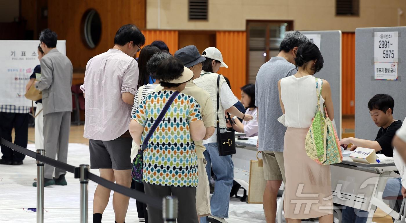 본문 이미지 - 제9회 전국동시지방선거 및 국회의원 재·보궐 선거일인 3일 서울 강남구 언주중학교에 마련된 삼성2동 제3투표소에서 유권자들이 한 표를 행사하기 위해 줄 서서 기다리고 있다. 2026.6.3 ⓒ 뉴스1 김진환 기자