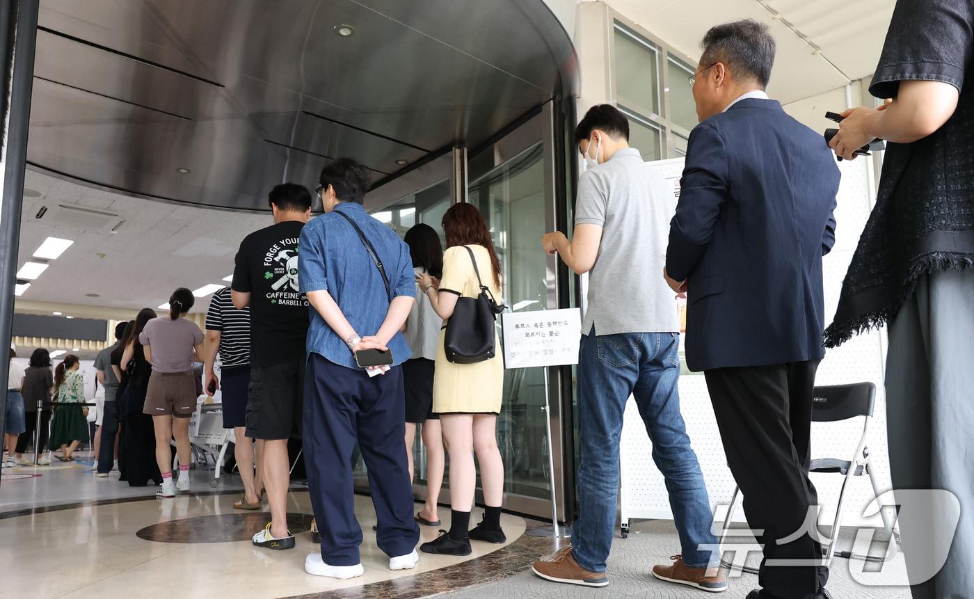본문 이미지 - 제9회 전국동시지방선거 및 국회의원 재·보궐선거일인 3일 서울 강남구 강남구청에 마련된 삼성2동 제5투표소에서 시민들이 투표를 하기 위해 줄을 서고 있다. 2026.6.3 ⓒ 뉴스1 박지혜 기자