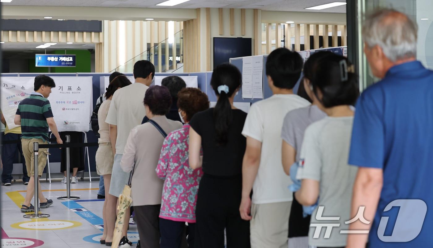 본문 이미지 - 제9회 전국동시지방선거 및 국회의원 재·보궐선거일인 3일 서울 강남구 강남구청에 마련된 삼성2동 제5투표소에서 시민들이 투표를 하기 위해 줄을 서고 있다. 2026.6.3 ⓒ 뉴스1 박지혜 기자