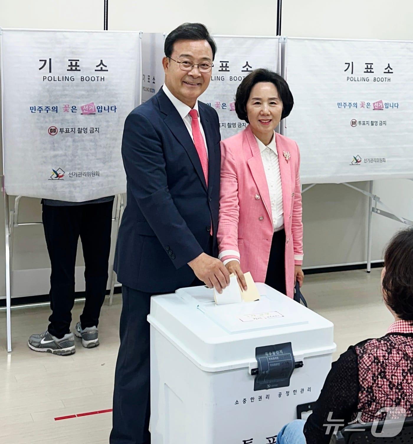 본문 이미지 - 김성제 국민의힘 경기 의왕시장 후보가 3일 배우자와 함께 의왕시 청계동제6투표소인 백운호수초등학교에서 한 표를 행사하고 기념촬영을 하고 있다. 2026.6.3/뉴스1