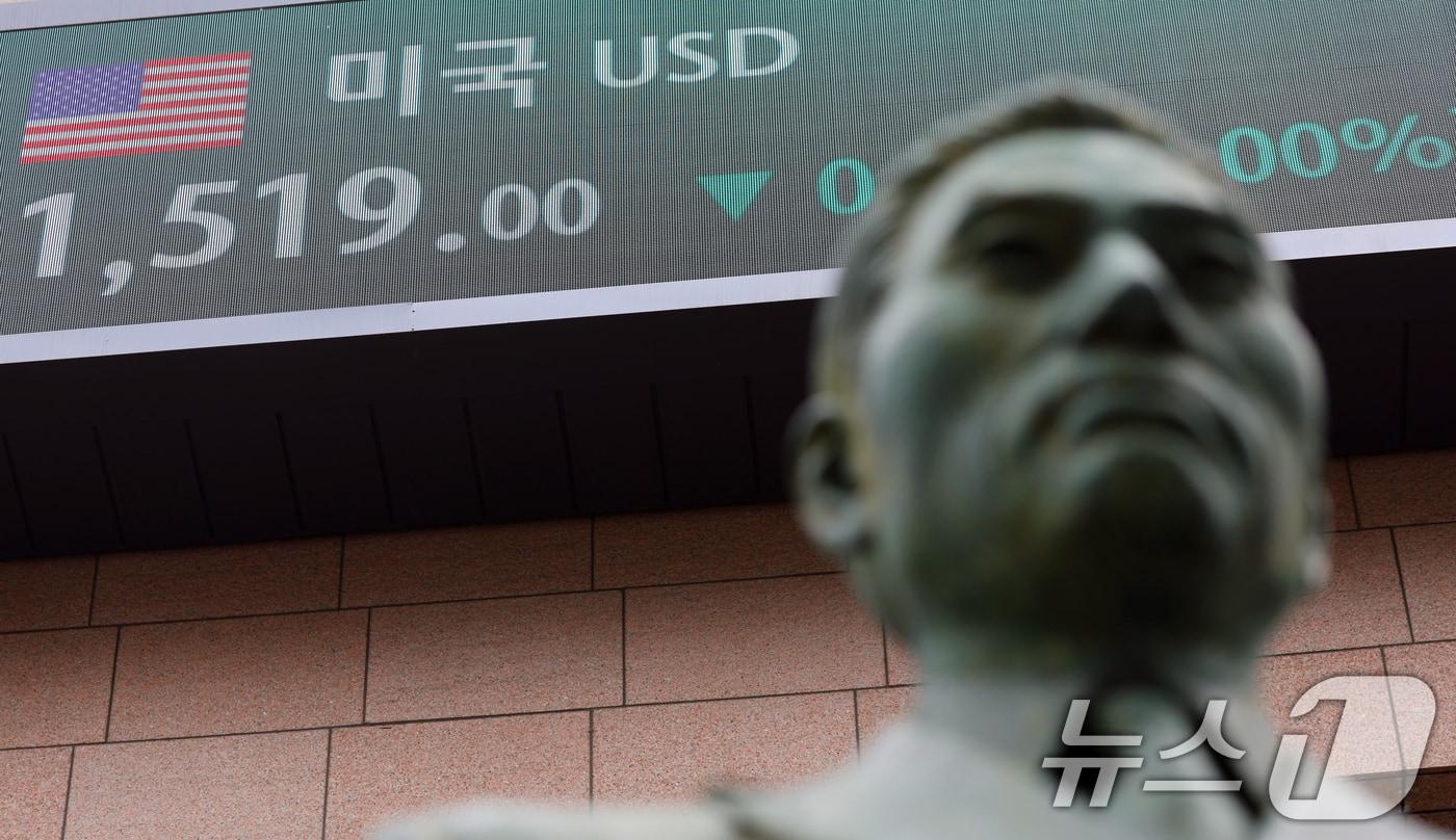 본문 이미지 - 3일 오후 서울 중구 명동 하나은행 전광판에 환율일 나타나고 있다. 2026.6.3 ⓒ 뉴스1 김명섭 기자