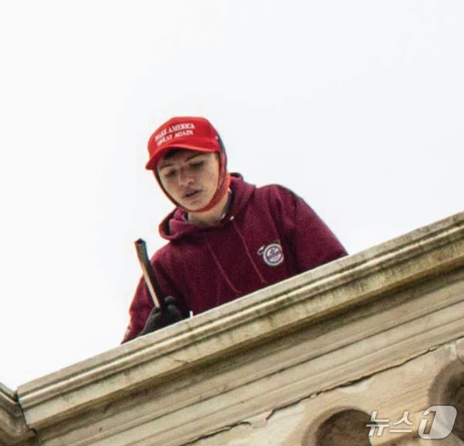 본문 이미지 - 2021년 1월 6일 미국 의사당 난입사태 당시 금속봉을 들고 부서진 창문을 통해 의사당에 무단으로 들어간 혐의(경범죄)로 기소된 일라이어스 이리재리. (미 워싱턴DC 검찰)