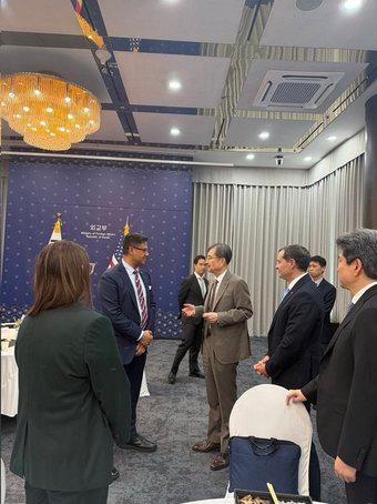 본문 이미지 - 조현 외교부 장관이 한미 정상 간 안보 분야 이행을 위해 협의를 진행 중인 실무협의단을 만난 모습.(조현 외교부 장관 엑스(X) 계정)