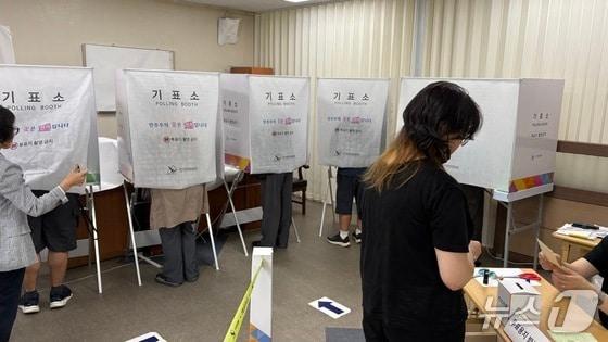 본문 이미지 - 3일 경남 창원시 사림민원센터에 마련된 투표소에서 유권자들이 투표하고 있다.2026.06.03/뉴스1 강정태기자