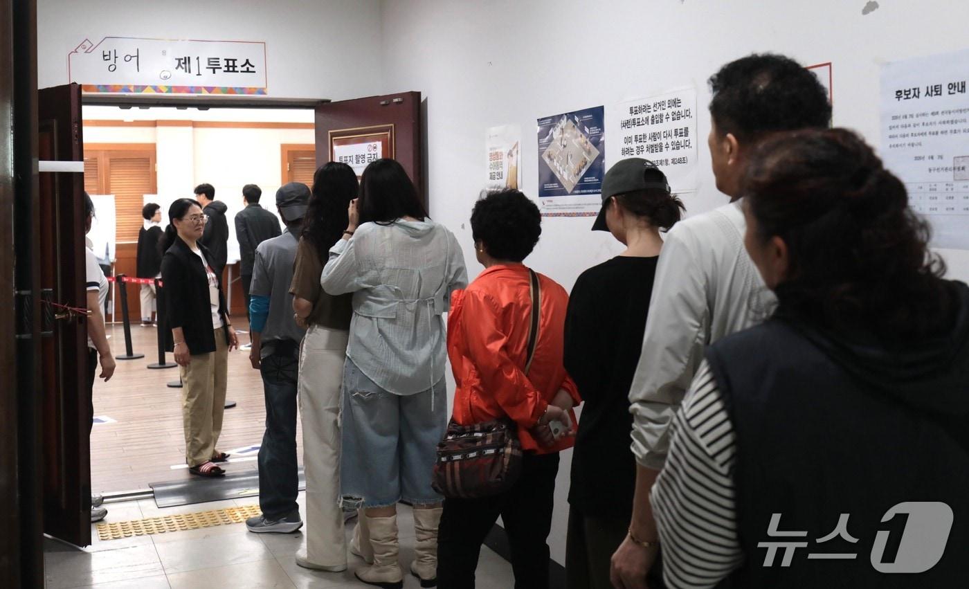 본문 이미지 - 6·3 지방선거 투표일인 3일 울산 동구 방어동행정복지센터 투표소에서 유권자들이 투표를 위해 줄을 서고 있다. 2026.6.3/뉴스1 김세은 기자