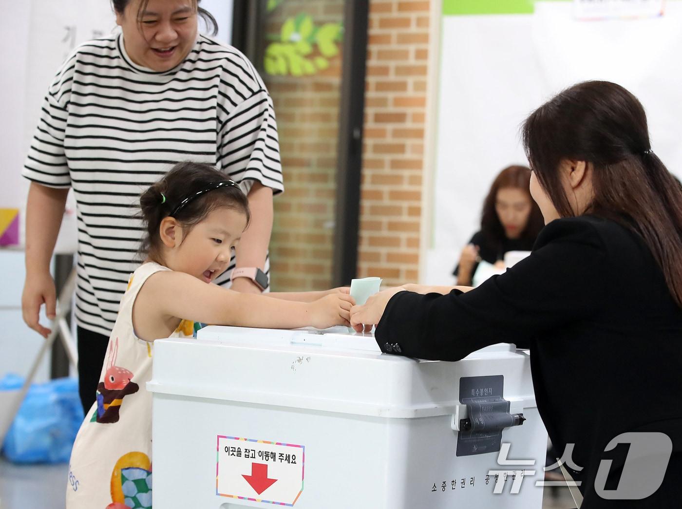 본문 이미지 - 제9회 전국동시지방선거일인 3일 오전 대구의 한 투표소에서 엄마를 따라 온 어린이가 투표함에 투표지를 넣고 있다. 2026.6.3 ⓒ 뉴스1 공정식 기자
