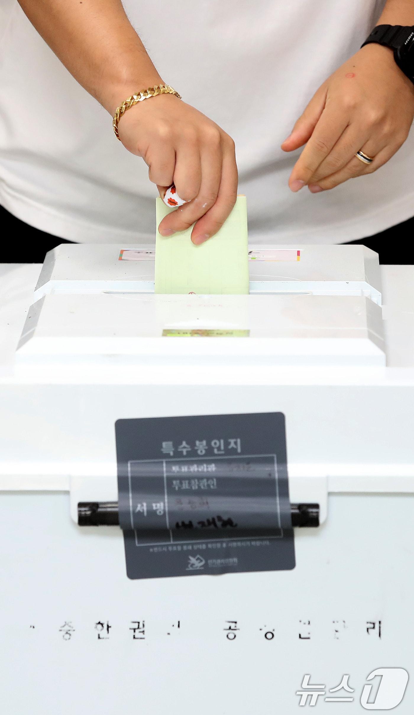 본문 이미지 - 제9회 전국동시지방선거일인 3일 오전 대구의 한 투표소에서 유권자가 투표하고 있다. 2026.6.3 ⓒ 뉴스1 공정식 기자