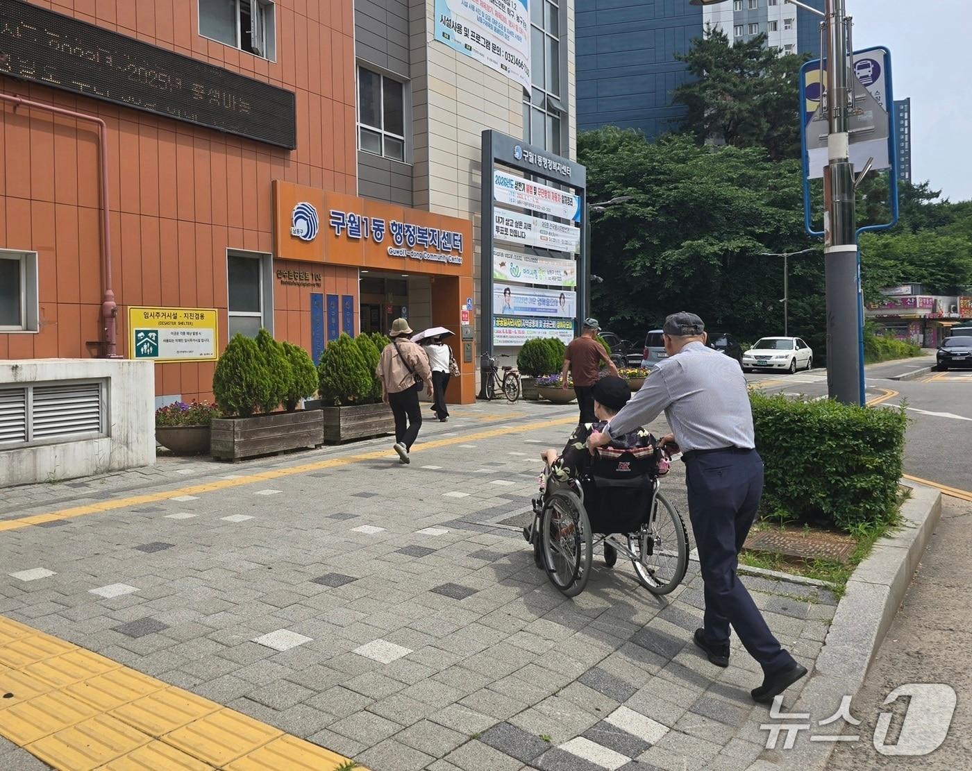 본문 이미지 - 제9회 전국지방동시선거 인천 지역 투표장인 구월1동 행정복지센터로 향하는 유권자들 / 뉴스1 ⓒ News1 유준상 기자