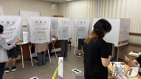 본문 이미지 - 3일 경남 창원시 사림민원센터에 마련된 투표소에서 유권자들이 투표하고 있다.2026.06.03/뉴스1 강정태기자