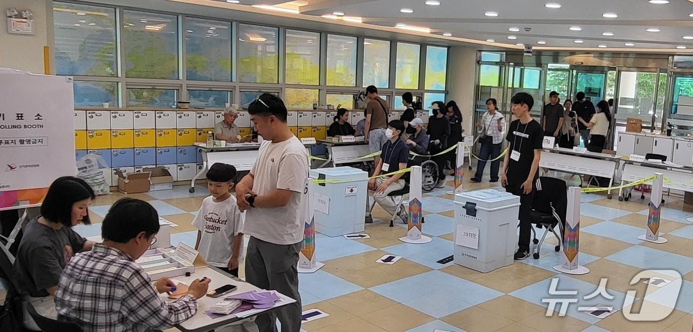 본문 이미지 - 제9회 전국동시지방선거의 본 투표 날인 1일 오전 강원 원주시 지정면 제4투표소인 섬강초교 1층 로비에서 유권자들이 한 표를 행사했다. 2026.6.3/뉴스1 신관호 기자