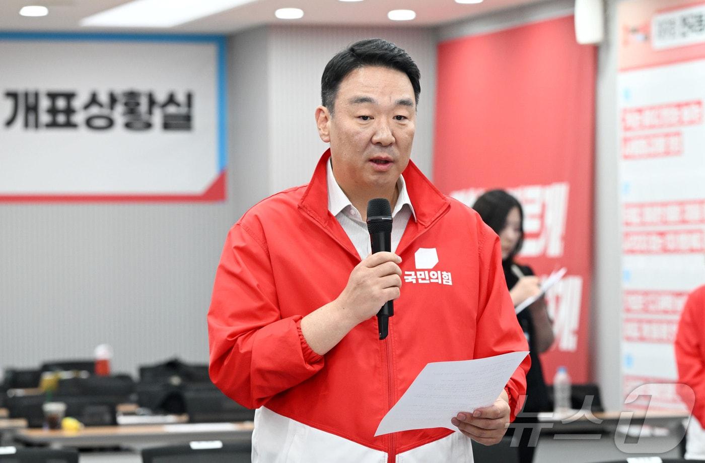 본문 이미지 - 정희용 국민의힘 의원이 지난 3일 서울 여의도 국민의힘 중앙당사에서 긴급기자회견을 열고 ‘송파구의 투표용지 부족’ 관련 입장 발표를 하고 있다. (공동취재) 2026.6.3 ⓒ 뉴스1 황기선 기자