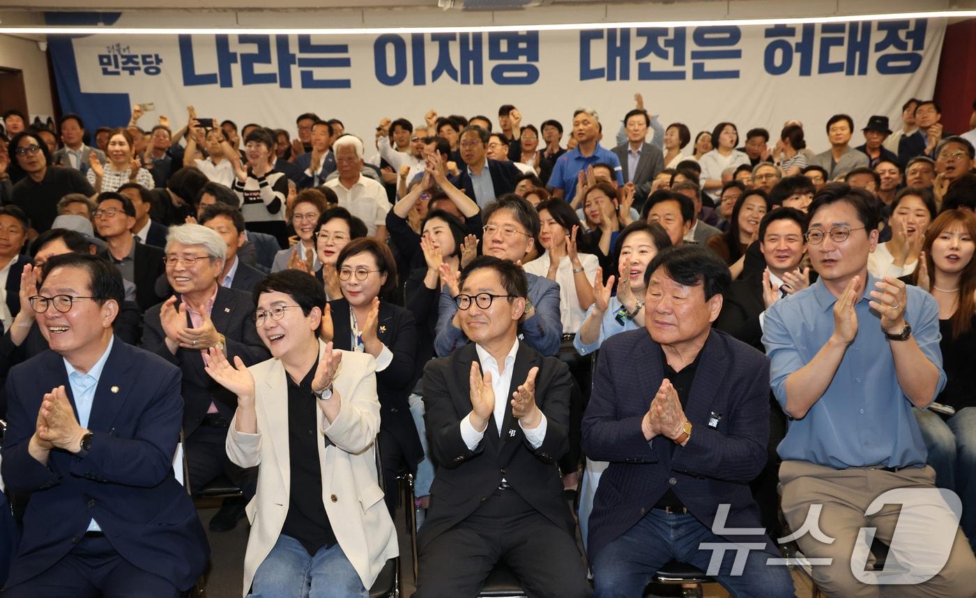 본문 이미지 - 3일 대전 중구 더불어민주당 허태정 선거사무소에서 지지자들이 JTBC 예측조사 결과 허 후보가 앞서는 것으로 발표되자 환호하고 있다. 2026.6.3 ⓒ 뉴스1 김기태 기자