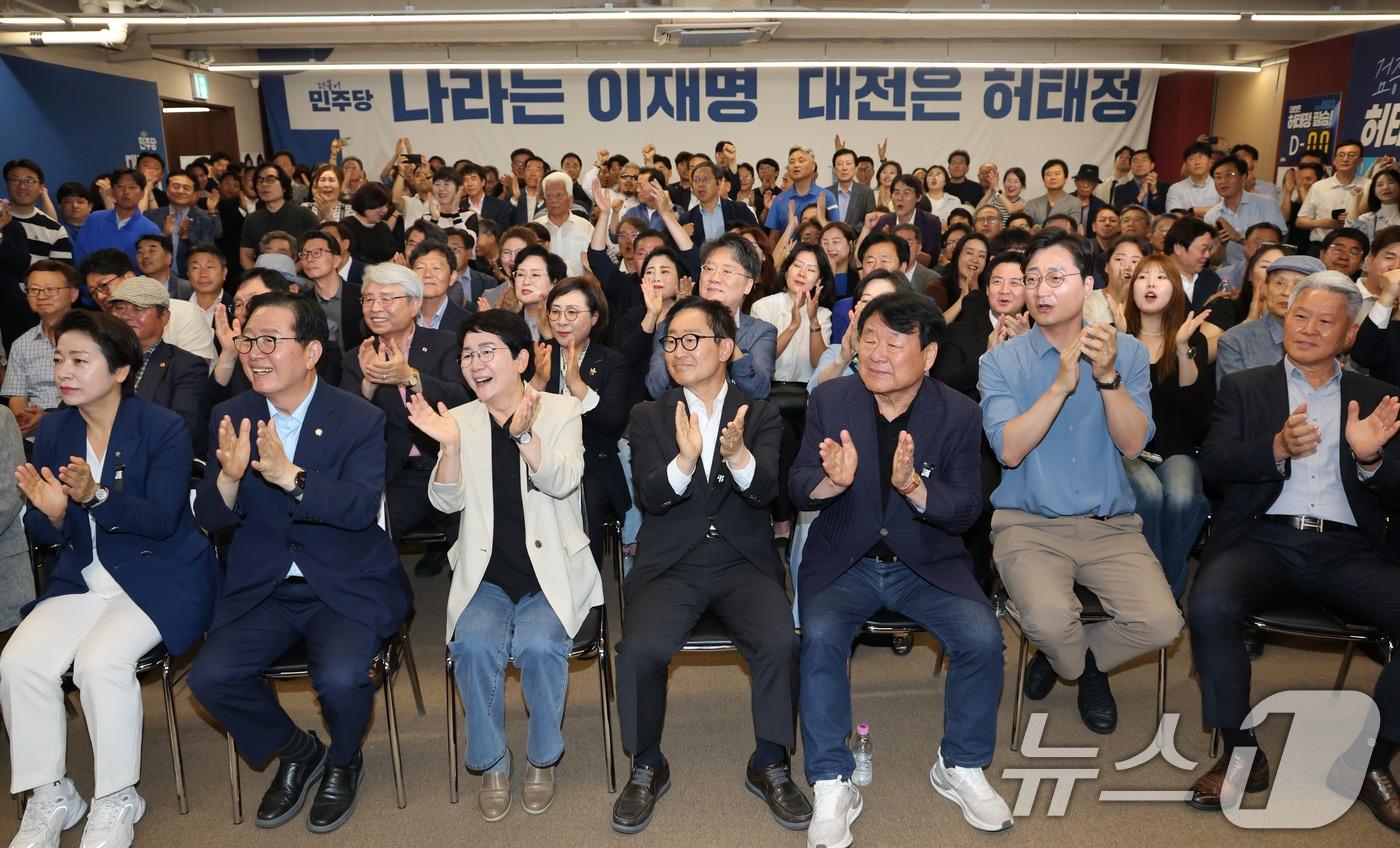 본문 이미지 - 3일 대전 중구 더불어민주당 허태정 선거사무소에서 지지자들이 JTBC 예측조사 결과 허 후보가 앞서는 것으로 발표되자 환호하고 있다. 2026.6.3 ⓒ 뉴스1 김기태 기자