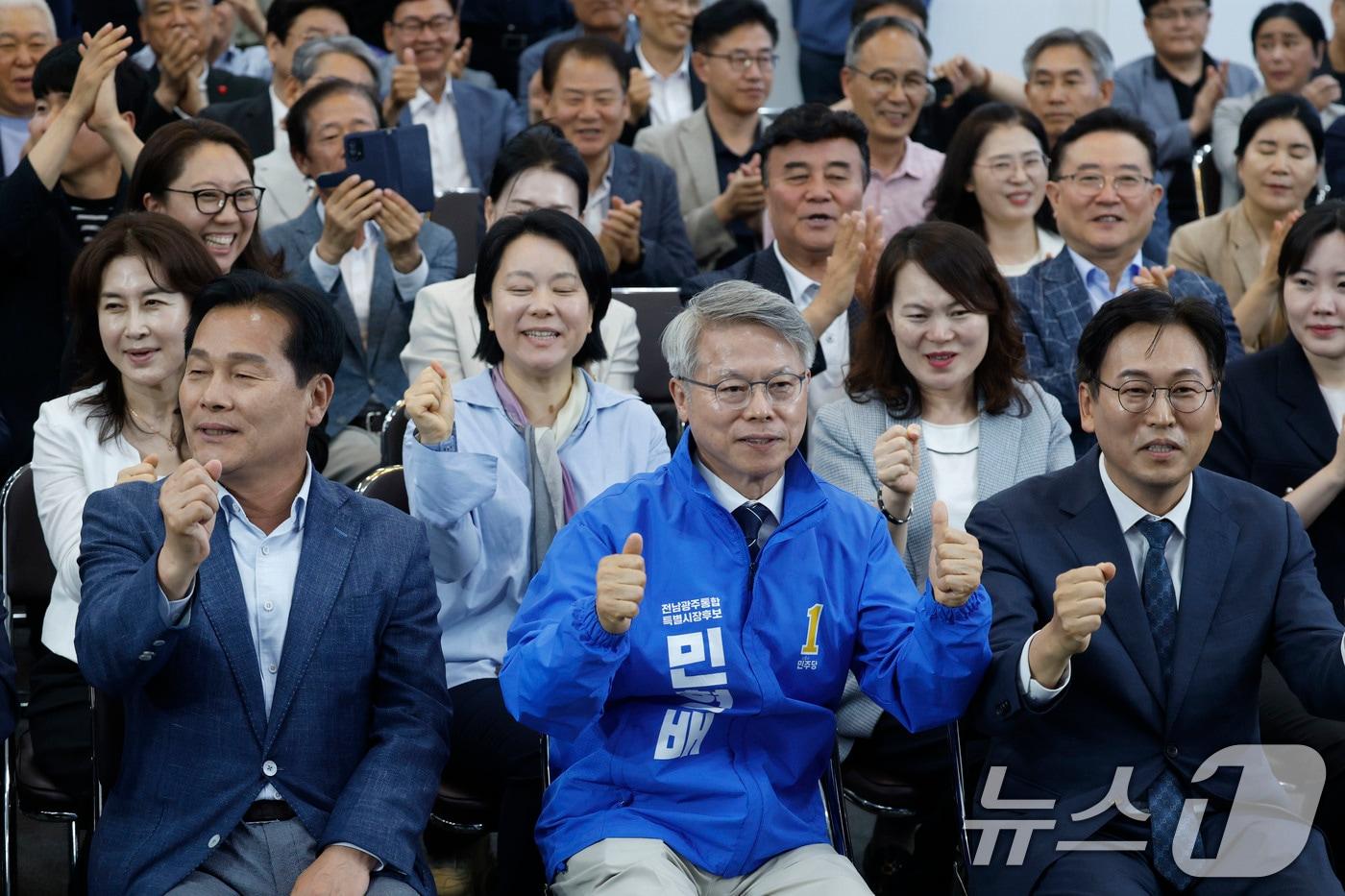 본문 이미지 - 제9회 전국동시지방선거가 실시된 3일 오후 광주 서구 민형배 더불어민주당 전남광주통합특별시장 후보 선거 사무소에서 민 후보와 캠프 관계자들이 출구조사 결과를 확인한 뒤 기뻐하고 있다. 2026.6.3 ⓒ 뉴스1 김태성 기자