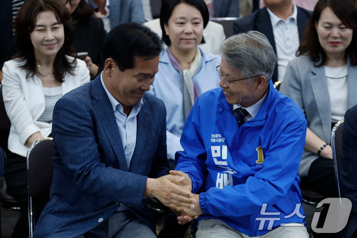 본문 이미지 - 제9회 전국동시지방선거가 실시된 3일 오후 광주 서구 민형배 더불어민주당 전남광주통합특별시장 후보 선거 사무소에서 민 후보와 캠프 관계자들이 출구조사 결과를 확인한 뒤 기뻐하고 있다. 2026.6.3 ⓒ 뉴스1 김태성 기자