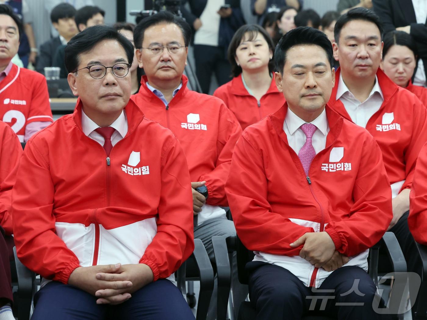 본문 이미지 - 장동혁 국민의힘 대표를 비롯한 지도부 및 의원, 당직자들이 3일 오후 서울 여의도 중앙당사에 마련된 개표상황실에서 지방선거 및 국회의원 보궐선거 출구조사 방송을 지켜보고 있다. 2026.6.3 ⓒ 뉴스1 황기선 기자