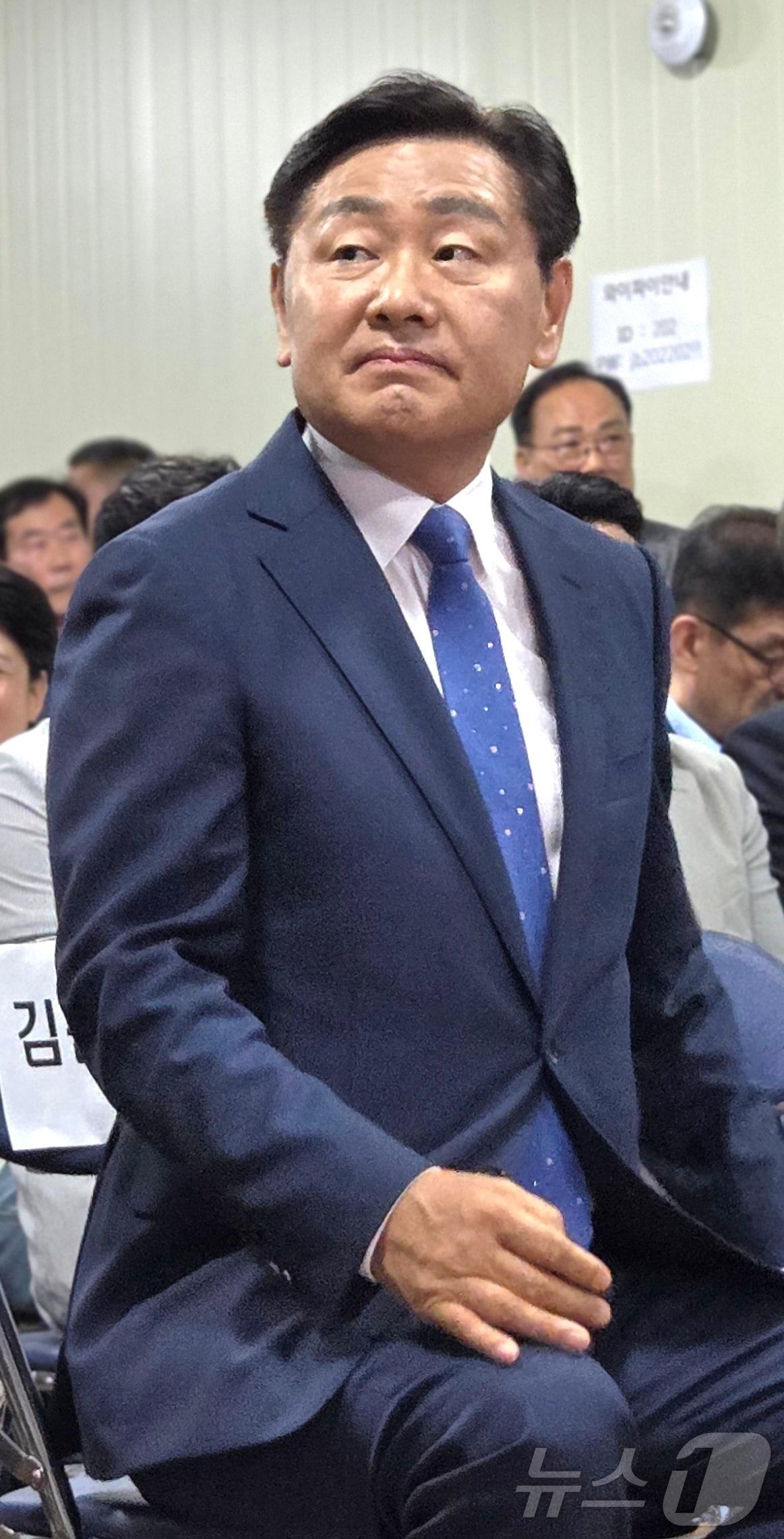 본문 이미지 - 김관영 무소속 전북도지사 후보가 3일 전북 전주시 선거사무소에서 제9회 전국동시지방선거 출구조사 결과 발표를 보고 있다. 2026.6.3 ⓒ 뉴스1 유경석 기자