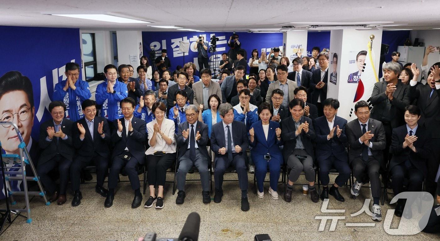 본문 이미지 - 3일 오후 서울 중구 세종대로 정원오 더불어민주당 서울시장 후보 캠프에서 채현일, 이해식, 김영호, 고민정, 이인영, 남인순 의원 등이 제9회 전국동시지방선거 출구조사를 보며 손뼉치고 있다. (공동취재) 2026.6.3 ⓒ 뉴스1 안은나 기자