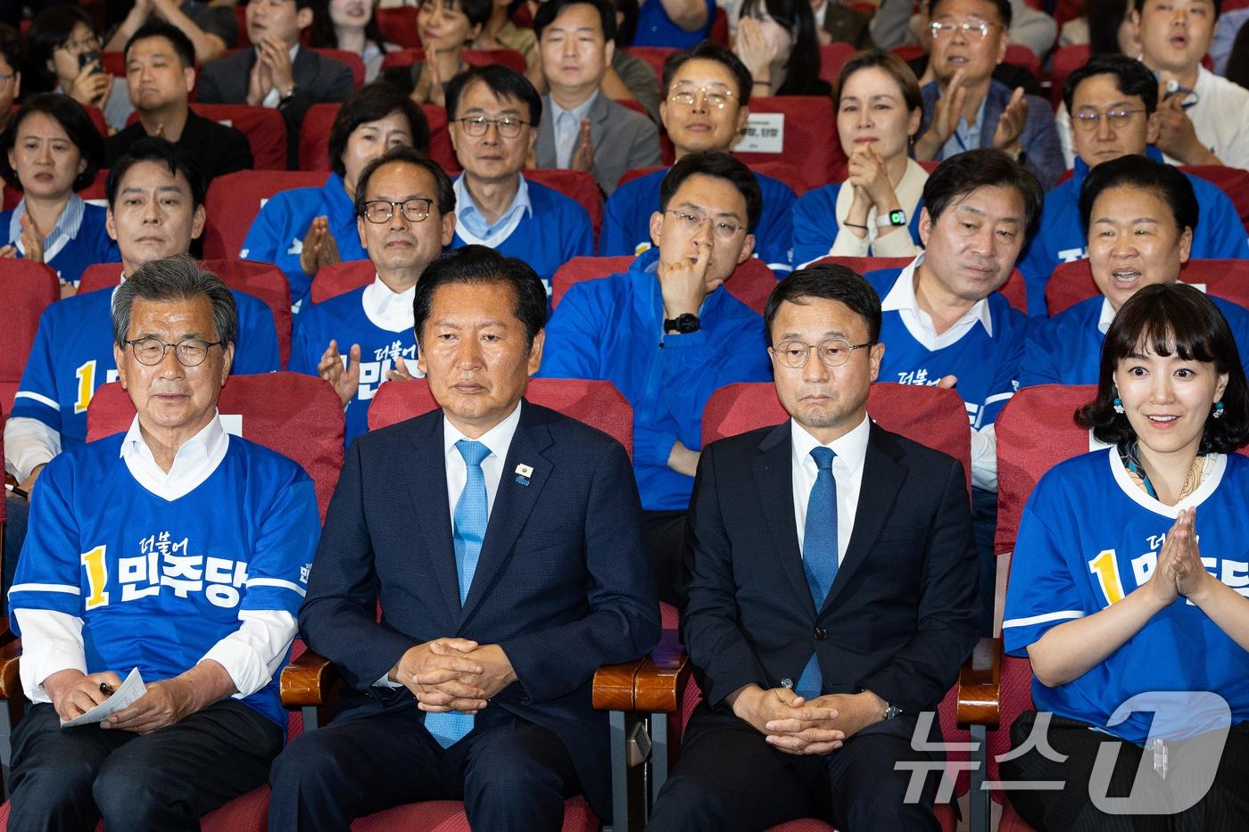 본문 이미지 - 정청래 더불어민주당 대표를 비롯한 선대위 지도부가 3일 서울 여의도 국회 의원회관에 마련된 제9회 전국동시지방선거 및 국회의원 재보궐 선거 개표종합상황실에서 출구조사 결과를 지켜보고 있다. 2026.6.3 ⓒ 뉴스1 유승관 기자