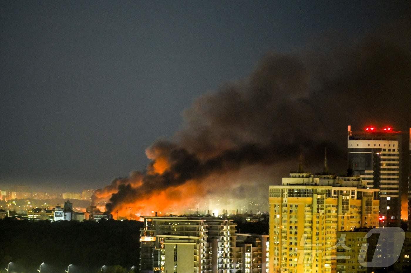 본문 이미지 - 공습으로 불길이 치솟는 우크라이나 수도 키이우. 2026.06.02. ⓒ AFP=뉴스1